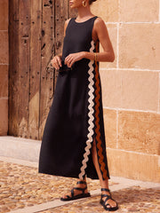 Gestreiftes, seitlich wellenverziertes Kleid mit seitlichem Schlitz und lockerem Schnitt