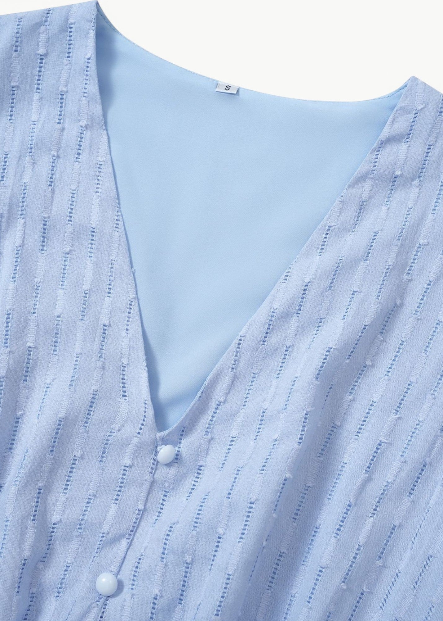 Violet – Kleid mit V-Ausschnitt und Rüschen