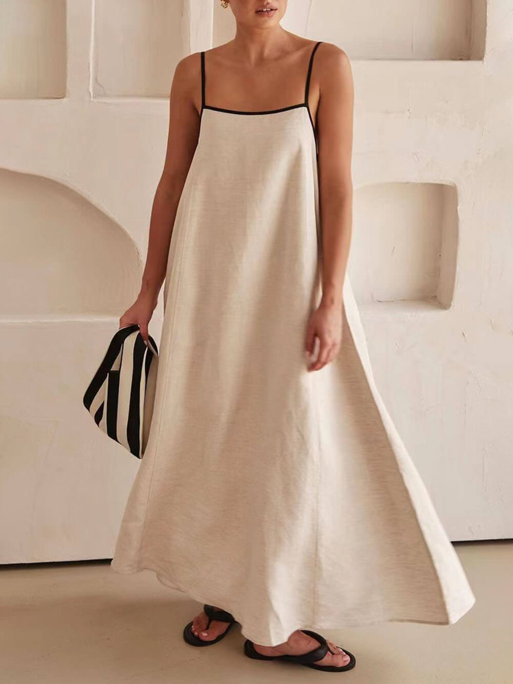 Sommerliches A-Linien-Kleid mit kontrastierenden Trägern