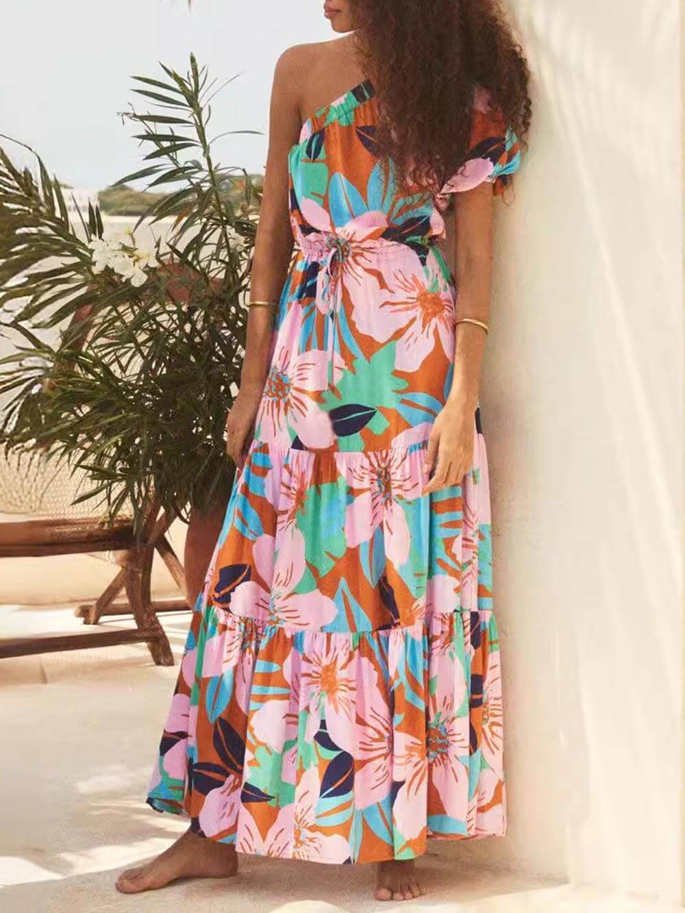 Schulterfreies Kleid mit Palmblatt-Print und floralem Urlaubsstil