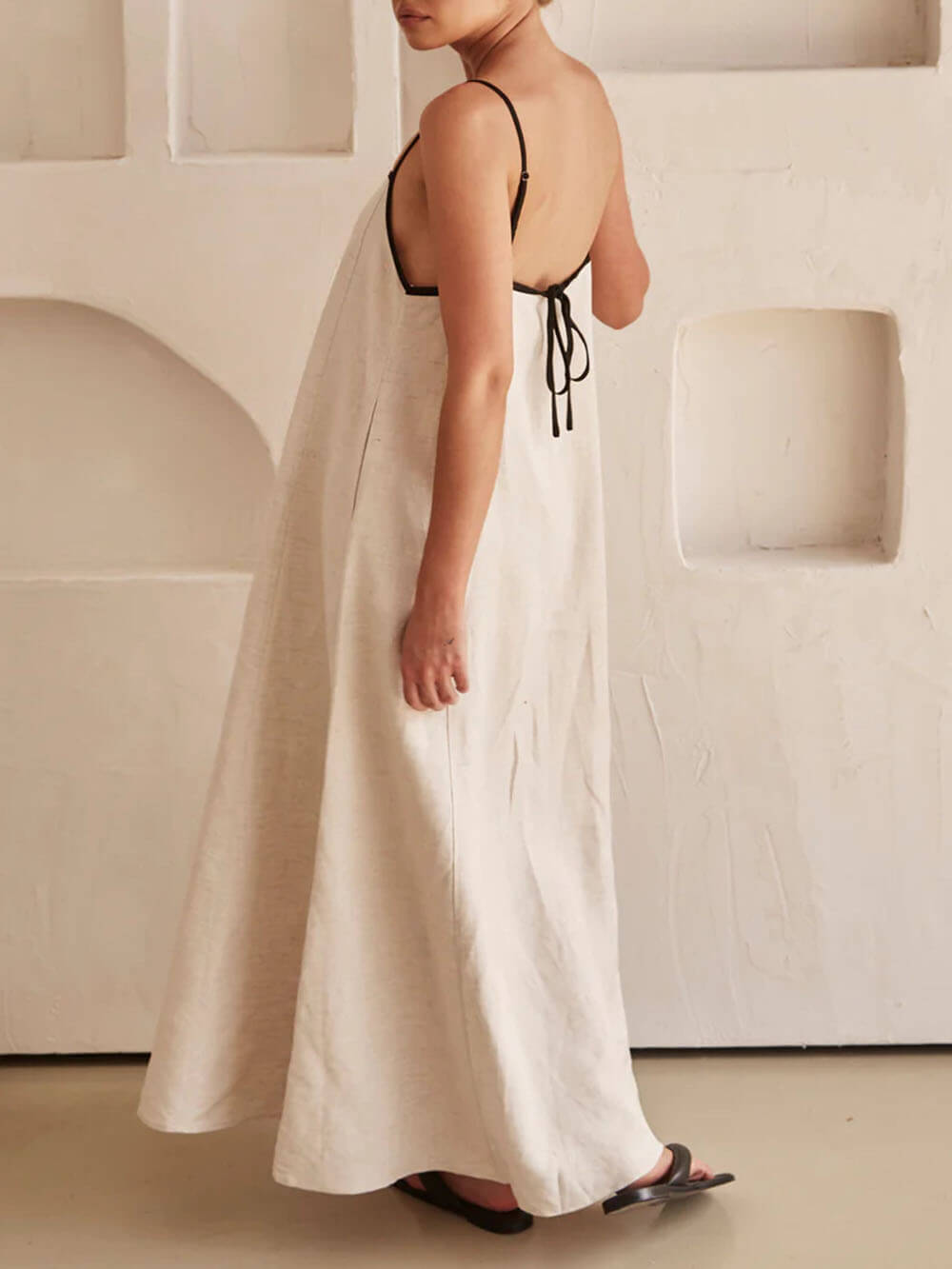 Sommerliches A-Linien-Kleid mit kontrastierenden Trägern