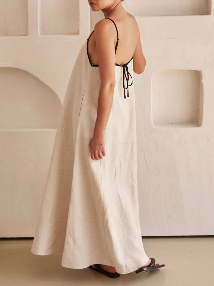 Sommerliches A-Linien-Kleid mit kontrastierenden Trägern