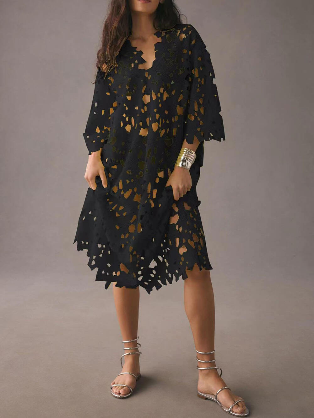 Raquel – Midi-Kleid mit langen Ärmeln und floraler Lochstickerei