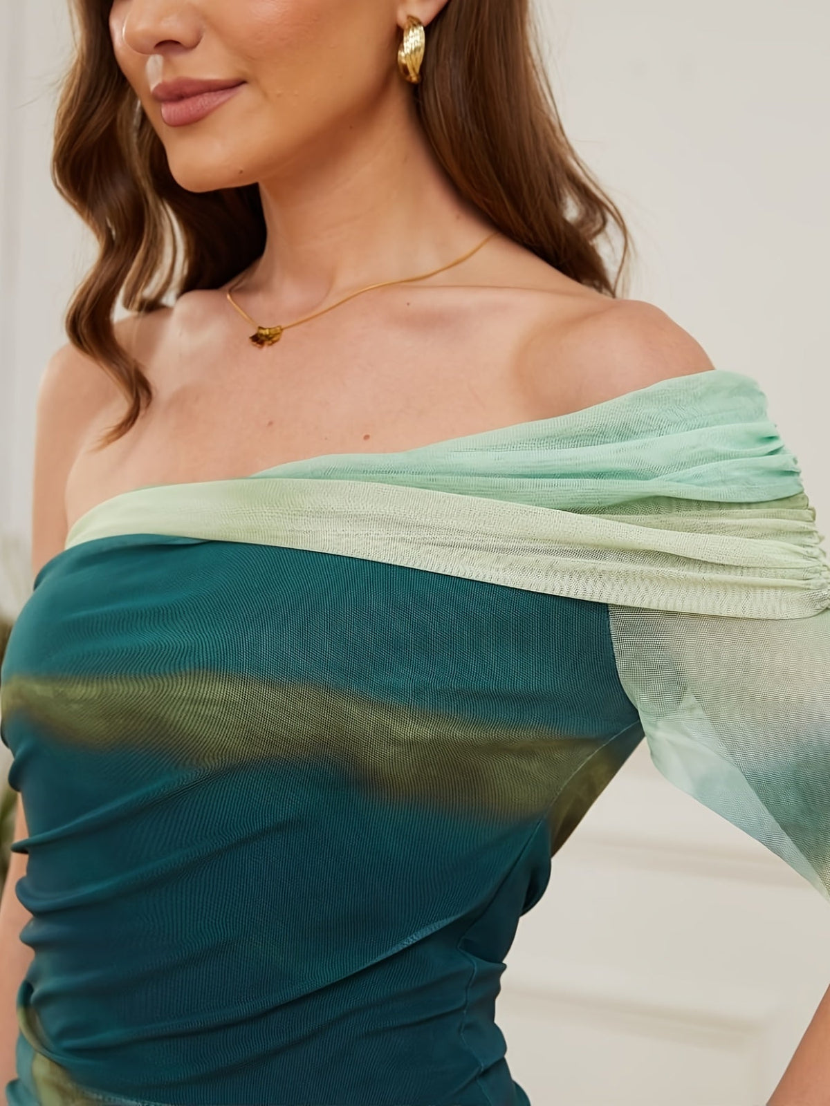 Aurelia | Schulterfreies Kleid mit Rüschen und Mesh