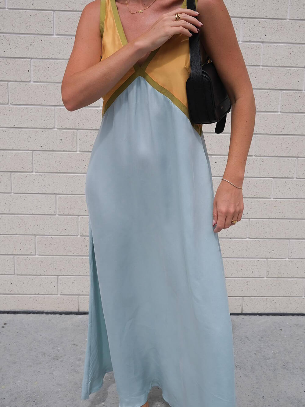 Kleid mit V-Ausschnitt und kontrastierenden Farbeinsätzen im schicken Design