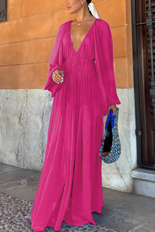 Langes blaues Kleid mit Puffärmeln und geraffter Taille