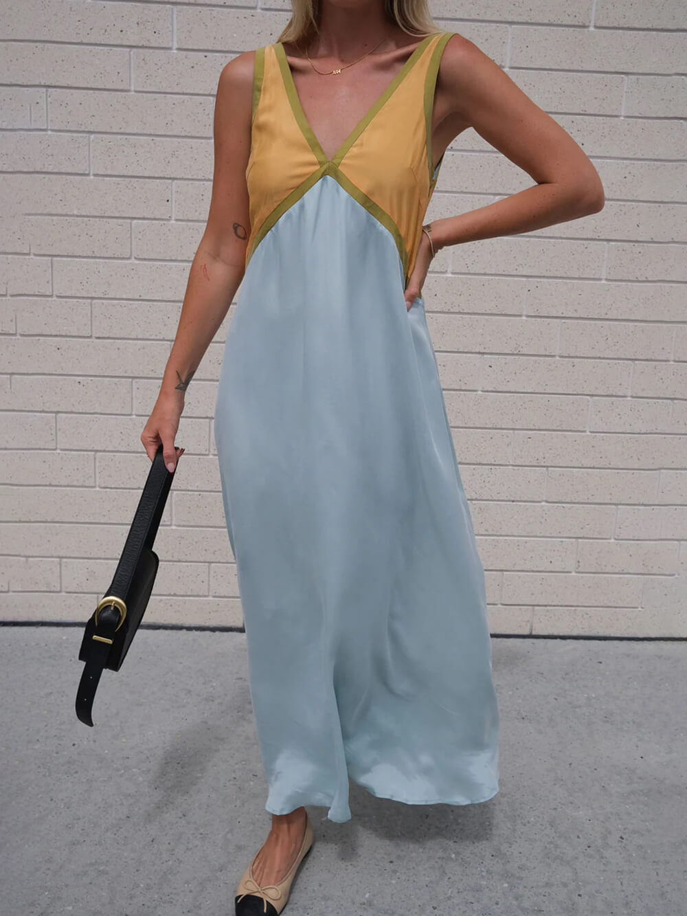 Kleid mit V-Ausschnitt und kontrastierenden Farbeinsätzen im schicken Design