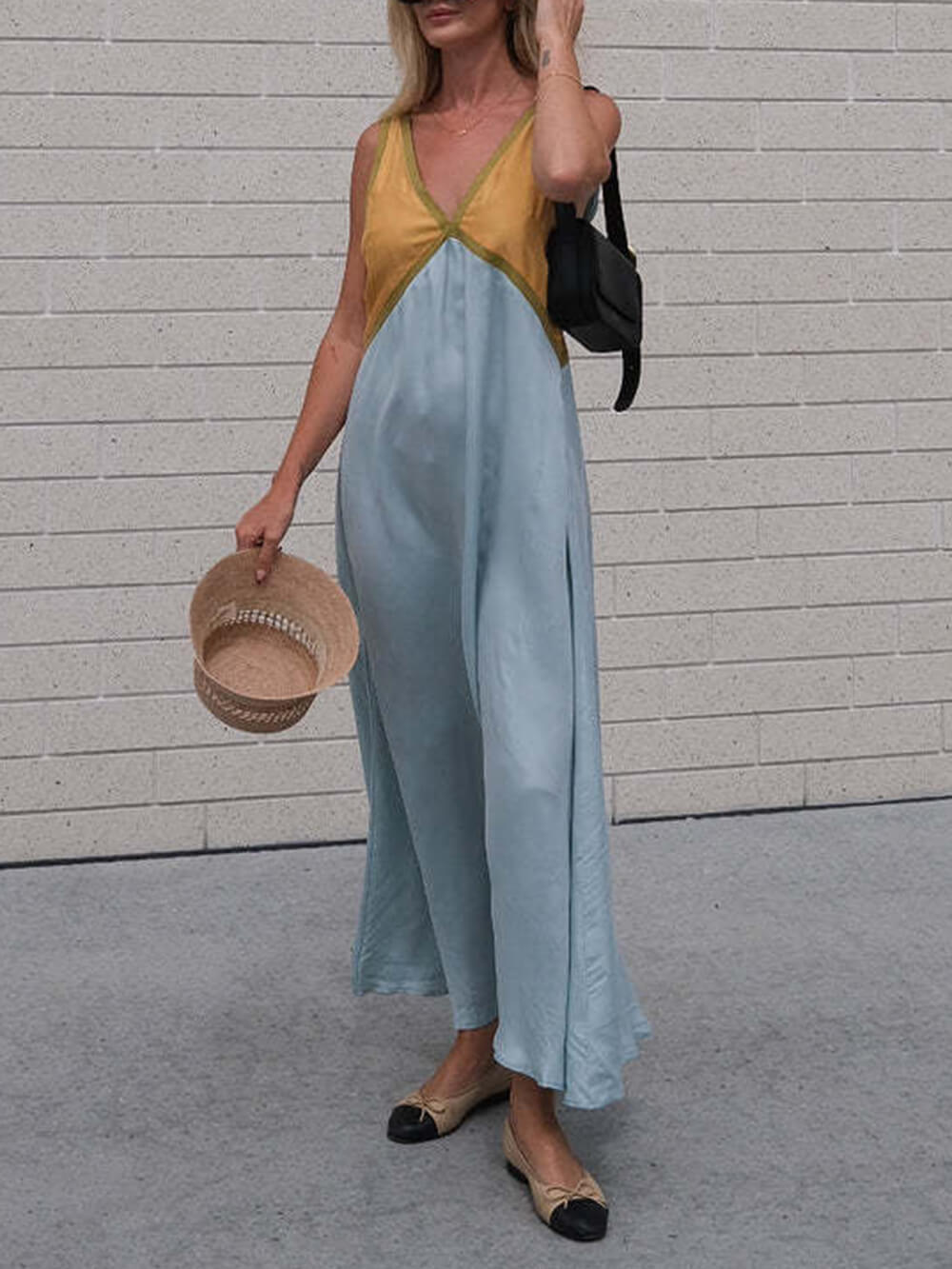 Kleid mit V-Ausschnitt und kontrastierenden Farbeinsätzen im schicken Design