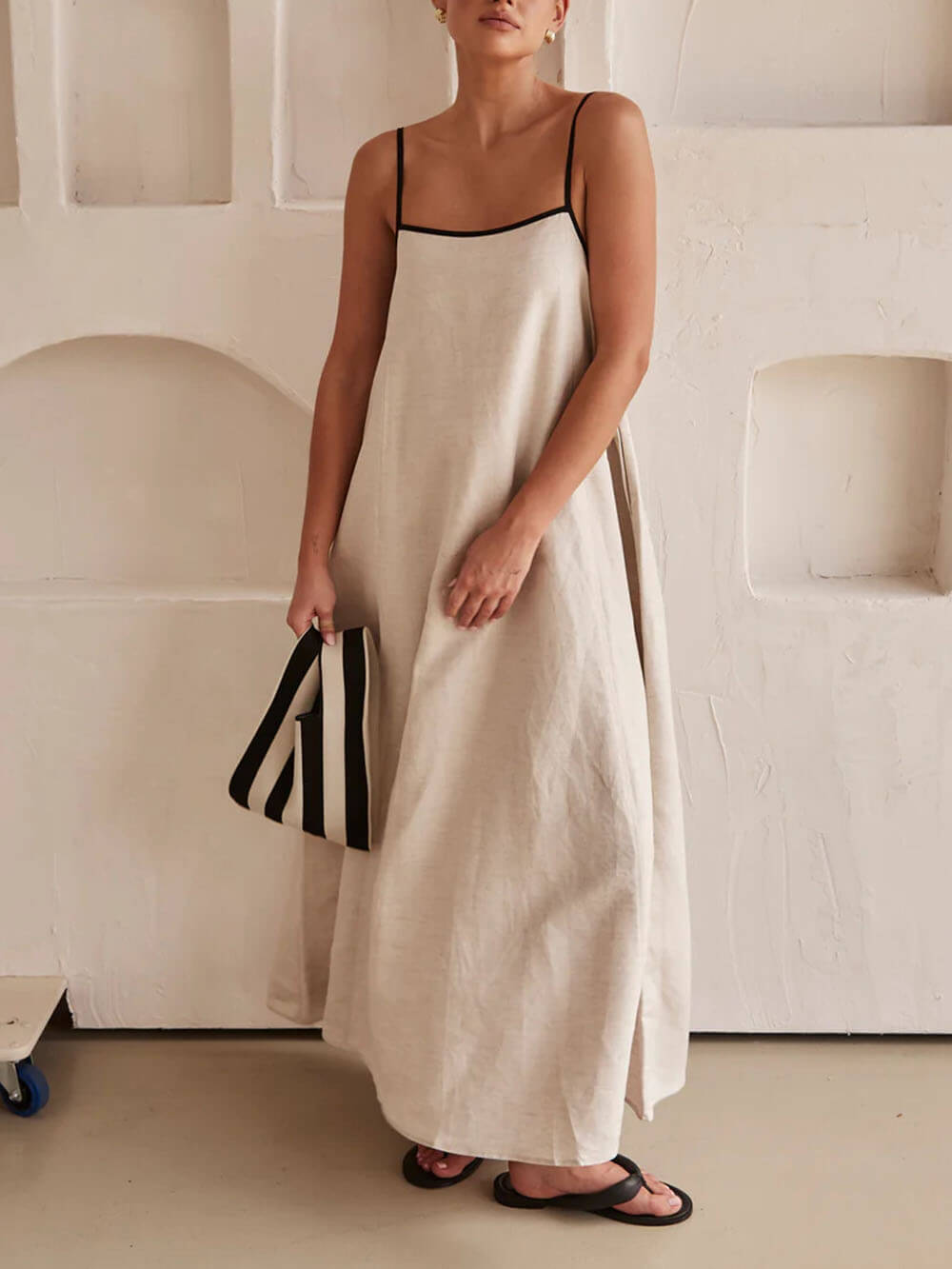 Sommerliches A-Linien-Kleid mit kontrastierenden Trägern