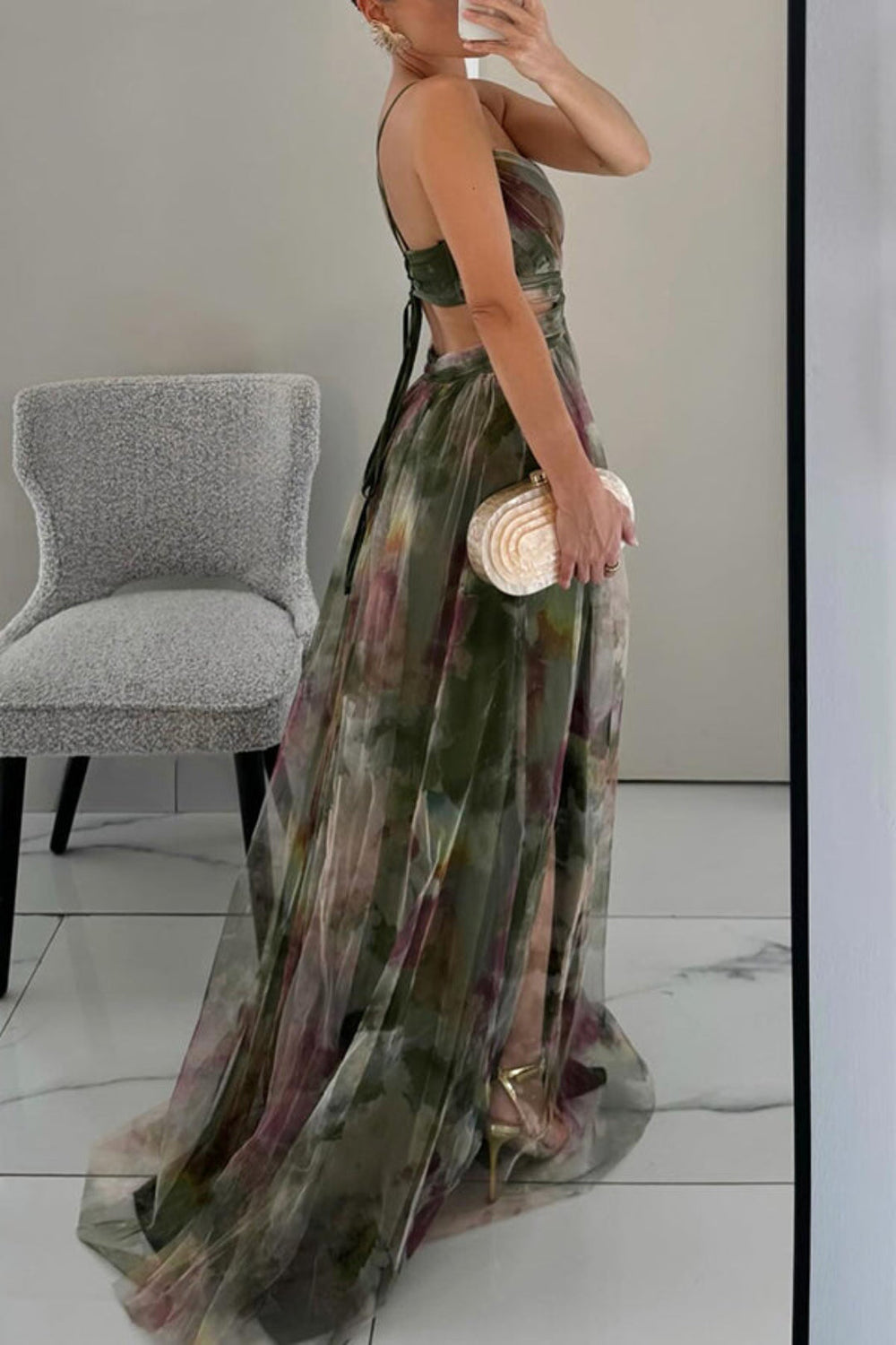Elegantes langes Kleid mit Muster und verstellbaren Details für einen raffinierten Look