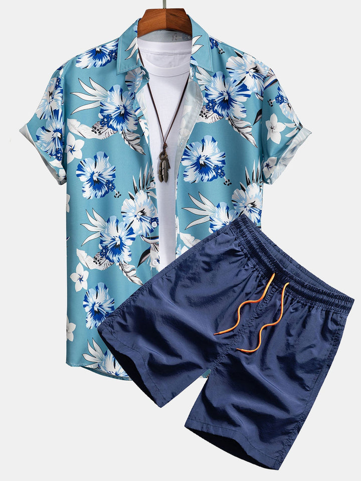 Hemd mit tropischem Blumenmuster und Badehose mit Knopfleiste