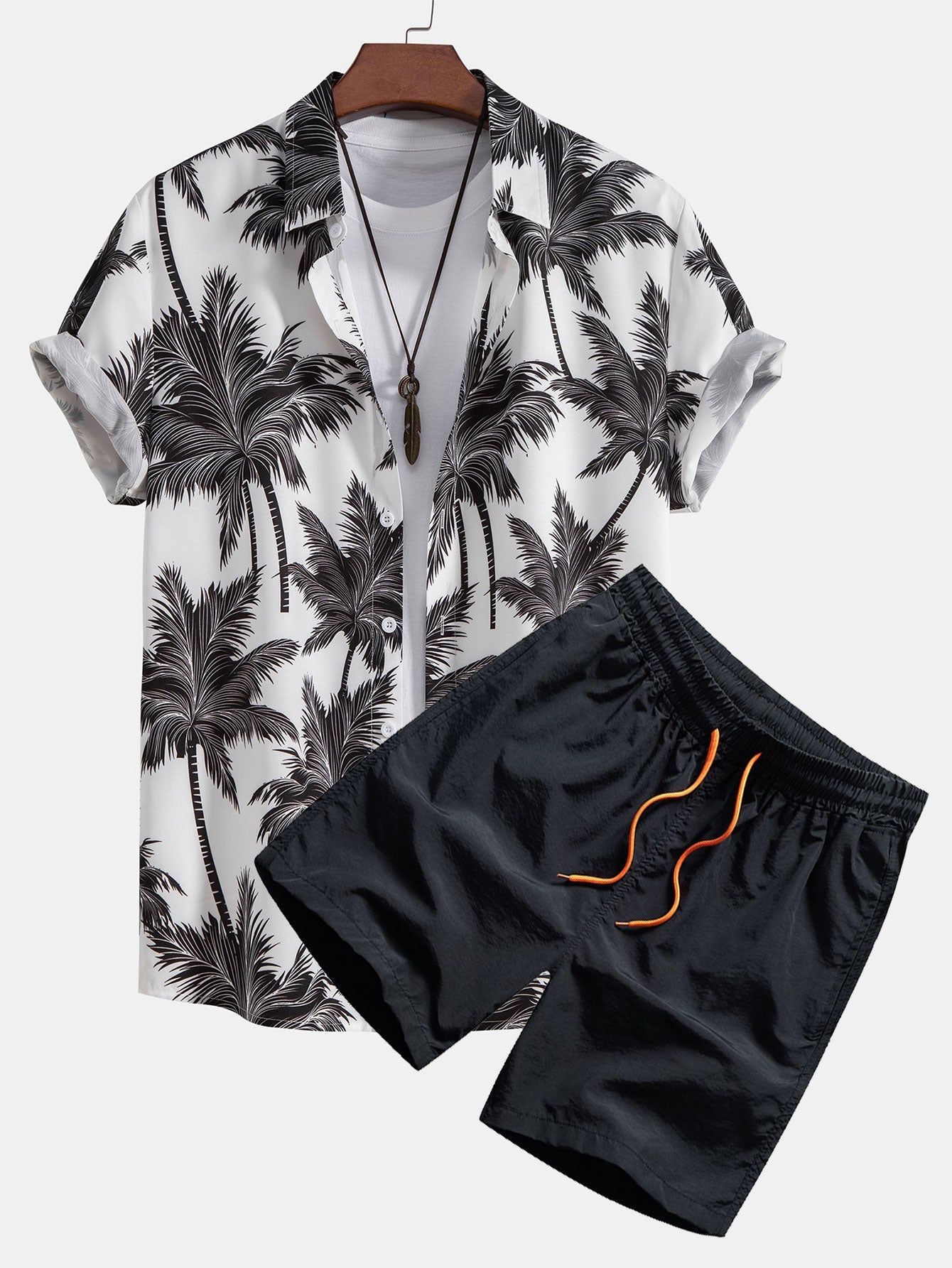 Hemd mit Palmenmuster und Badehose mit Knopfleiste