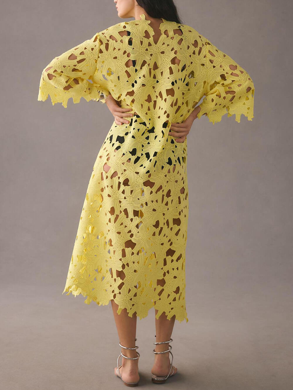 Raquel – Midi-Kleid mit langen Ärmeln und floraler Lochstickerei