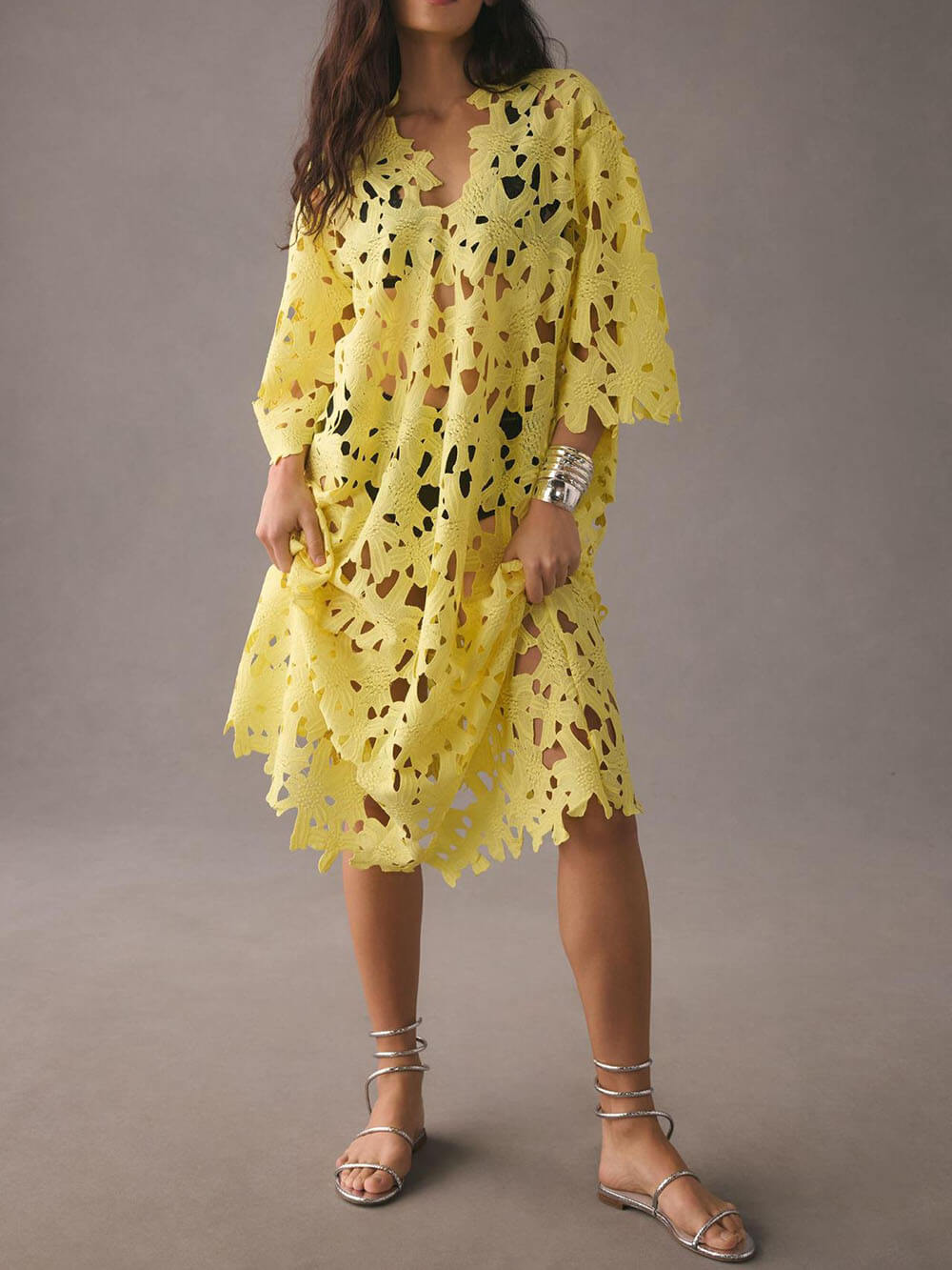Raquel – Midi-Kleid mit langen Ärmeln und floraler Lochstickerei