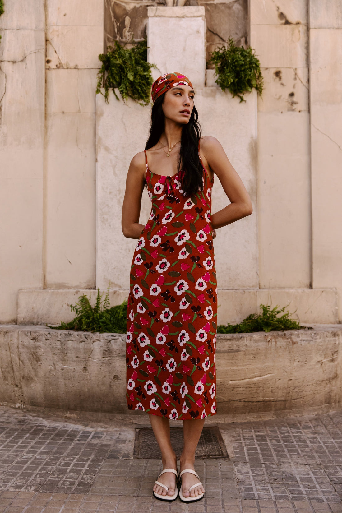 Fließendes Slip-Kleid mit Blumenmuster in Rotton Clay