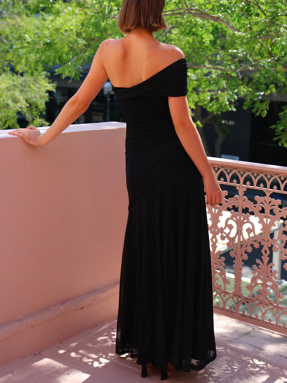 Elegantes, müheloses Mesh-Maxikleid mit Carmenausschnitt, Raffung und Stretch