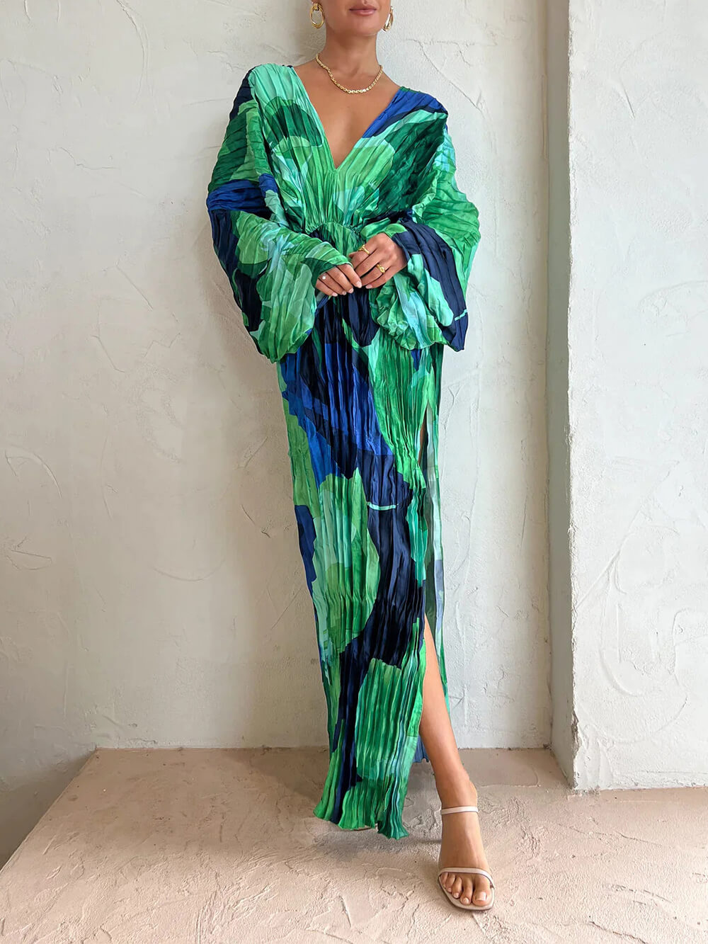 Langes Plissiertes Kleid mit Tropenprint, Kimonoärmeln und Schlitz