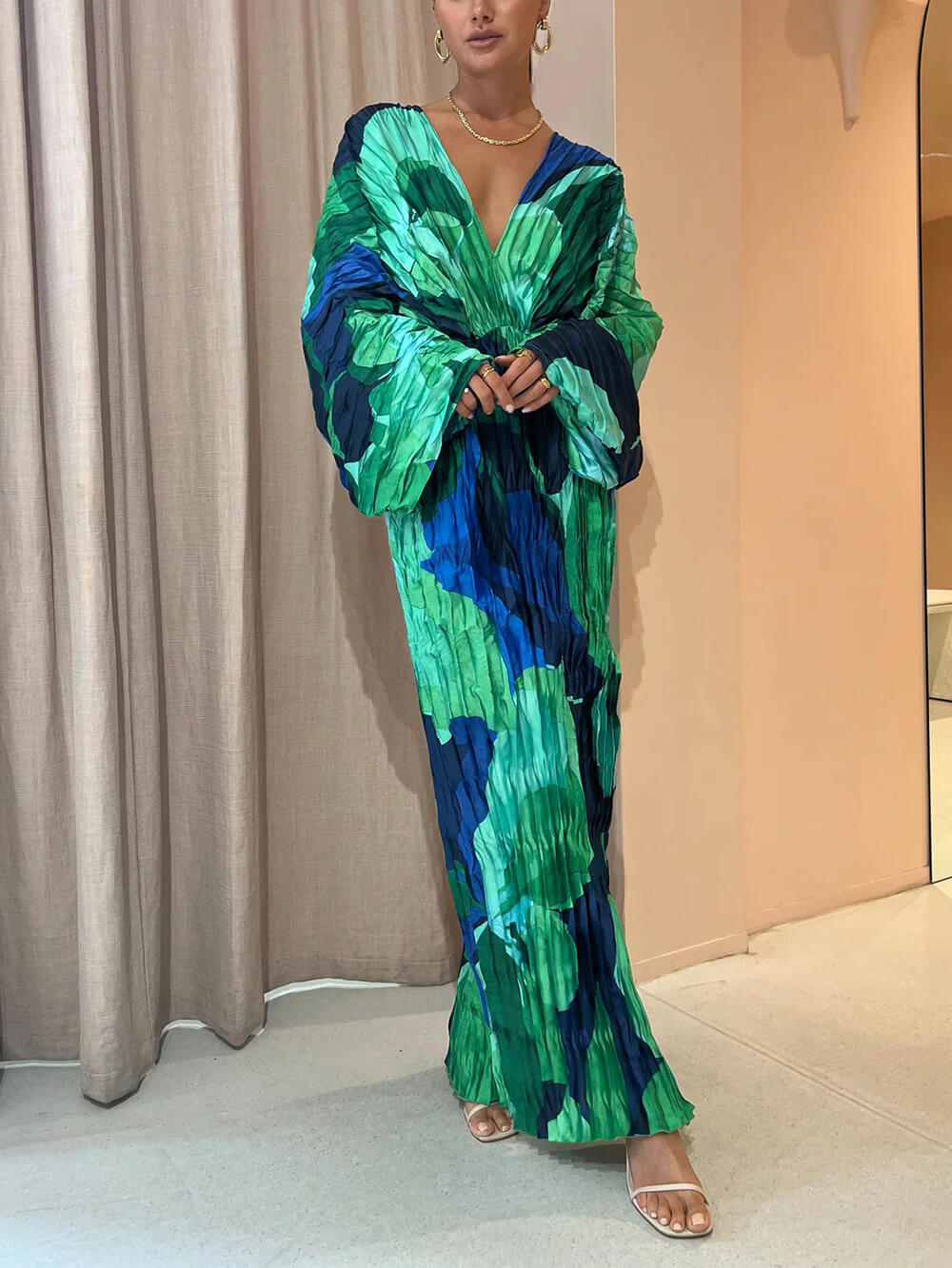 Langes Plissiertes Kleid mit Tropenprint, Kimonoärmeln und Schlitz