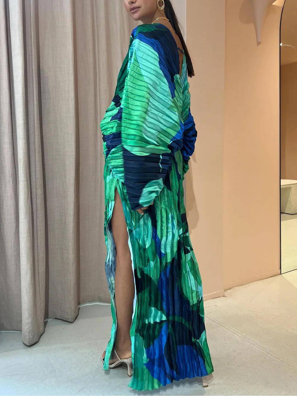Langes Plissiertes Kleid mit Tropenprint, Kimonoärmeln und Schlitz