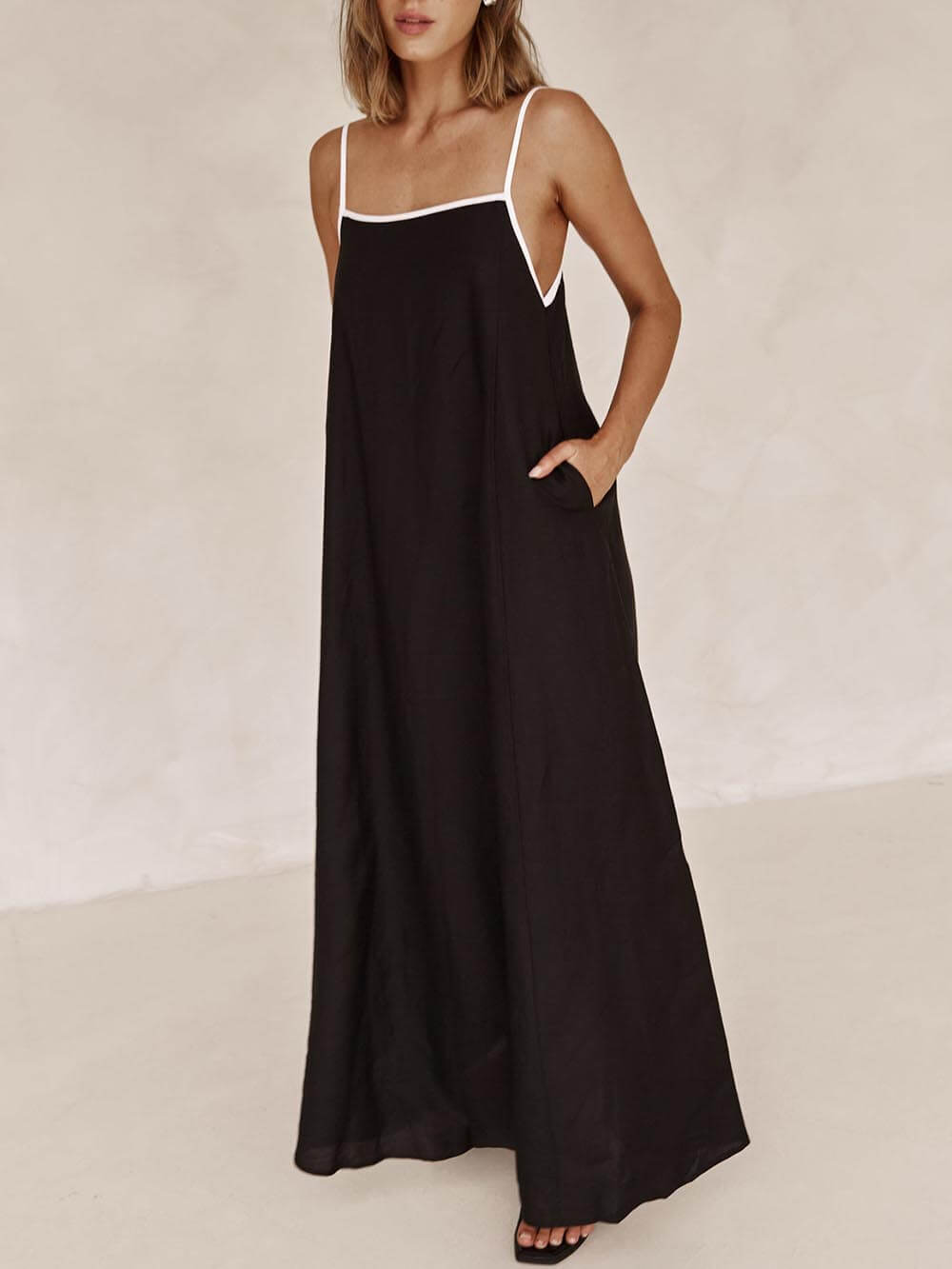 Sommerliches A-Linien-Kleid mit kontrastierenden Trägern