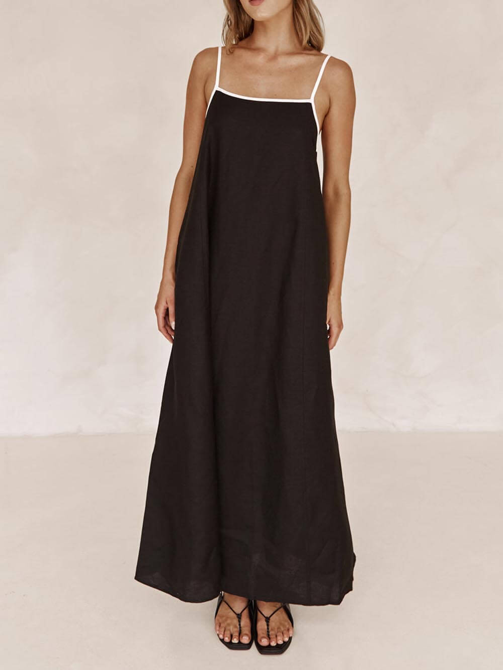 Sommerliches A-Linien-Kleid mit kontrastierenden Trägern