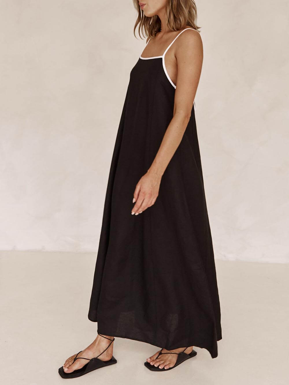 Sommerliches A-Linien-Kleid mit kontrastierenden Trägern