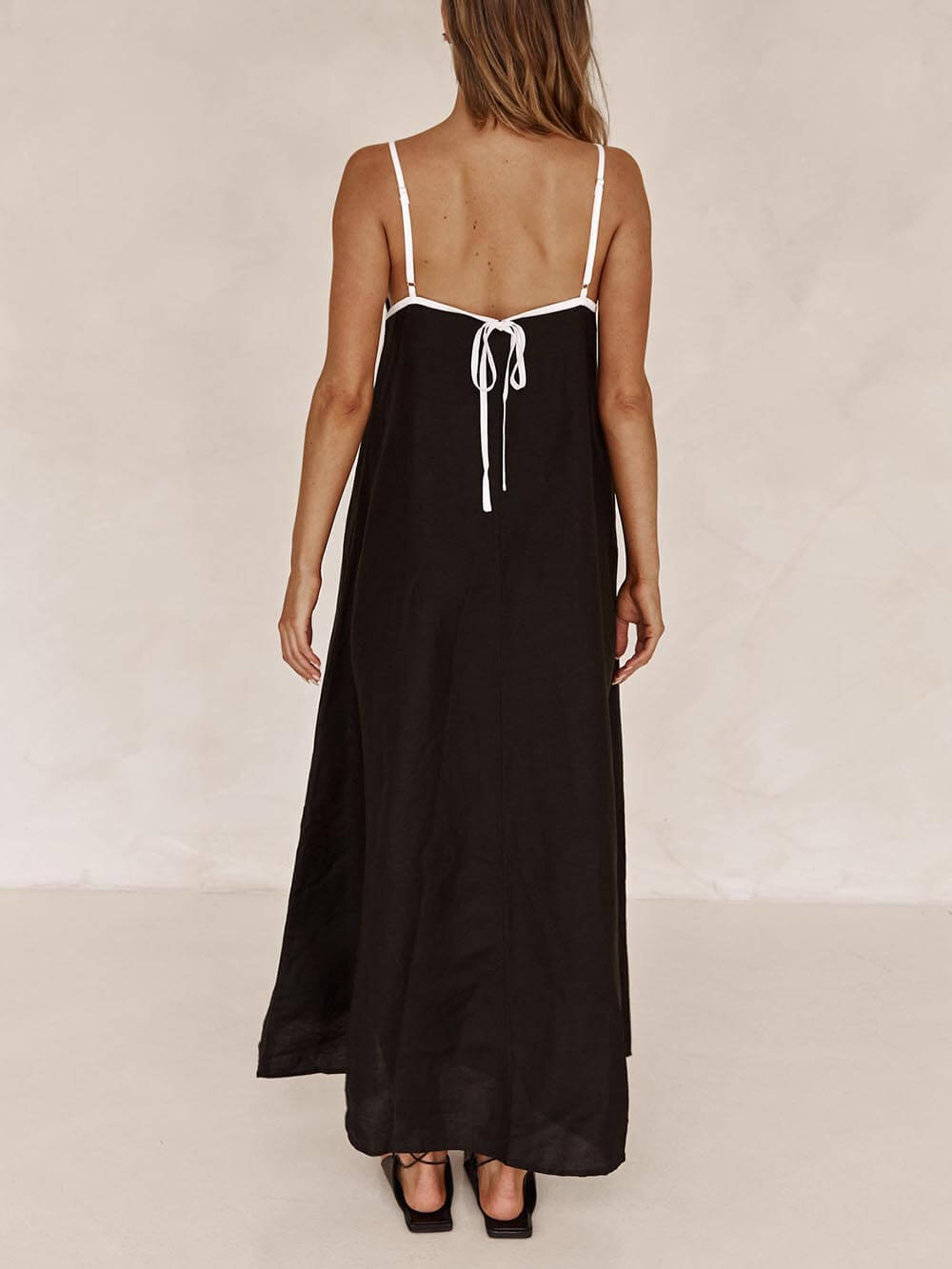 Sommerliches A-Linien-Kleid mit kontrastierenden Trägern