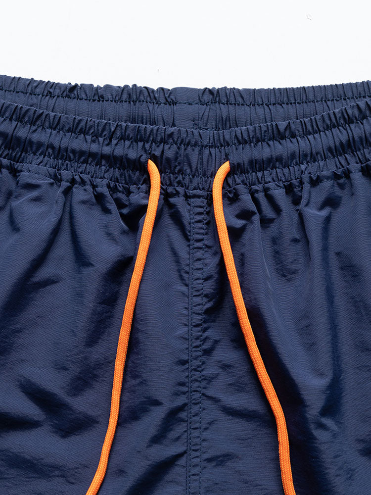 Hemd mit Pinselstrichmuster und Badehose mit Knopfleiste