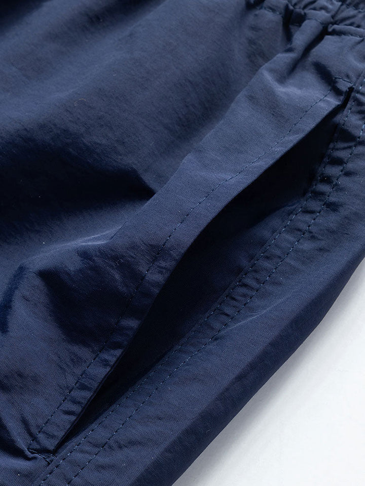 Hemd mit Pinselstrichmuster und Badehose mit Knopfleiste