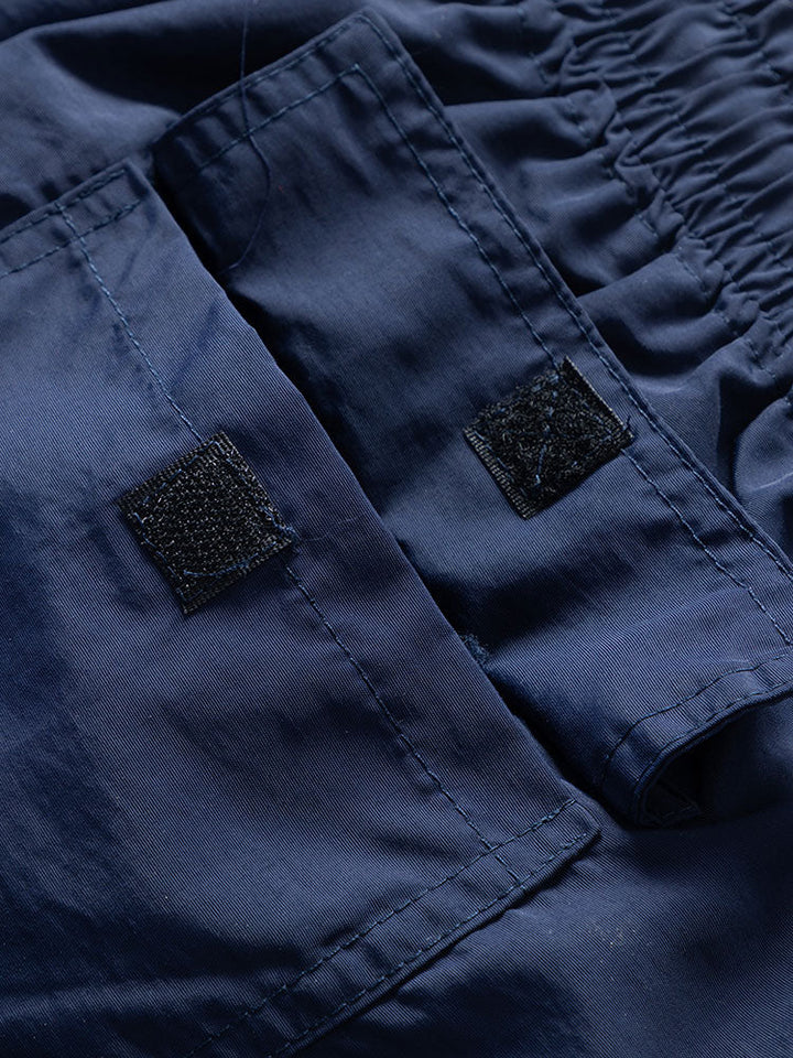 Hemd mit Pinselstrichmuster und Badehose mit Knopfleiste