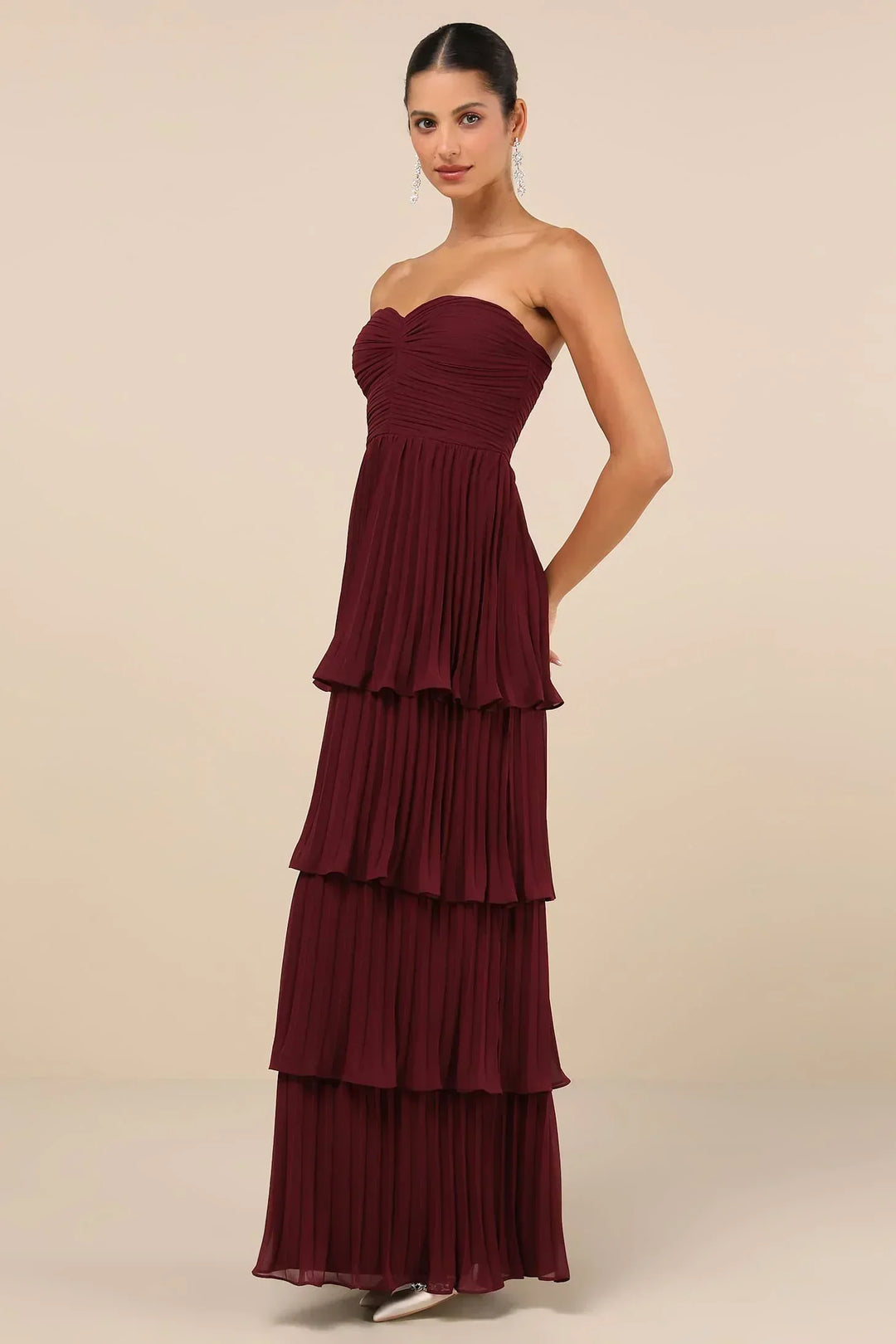 Ava | Schulterfreies, gestuftes Maxikleid