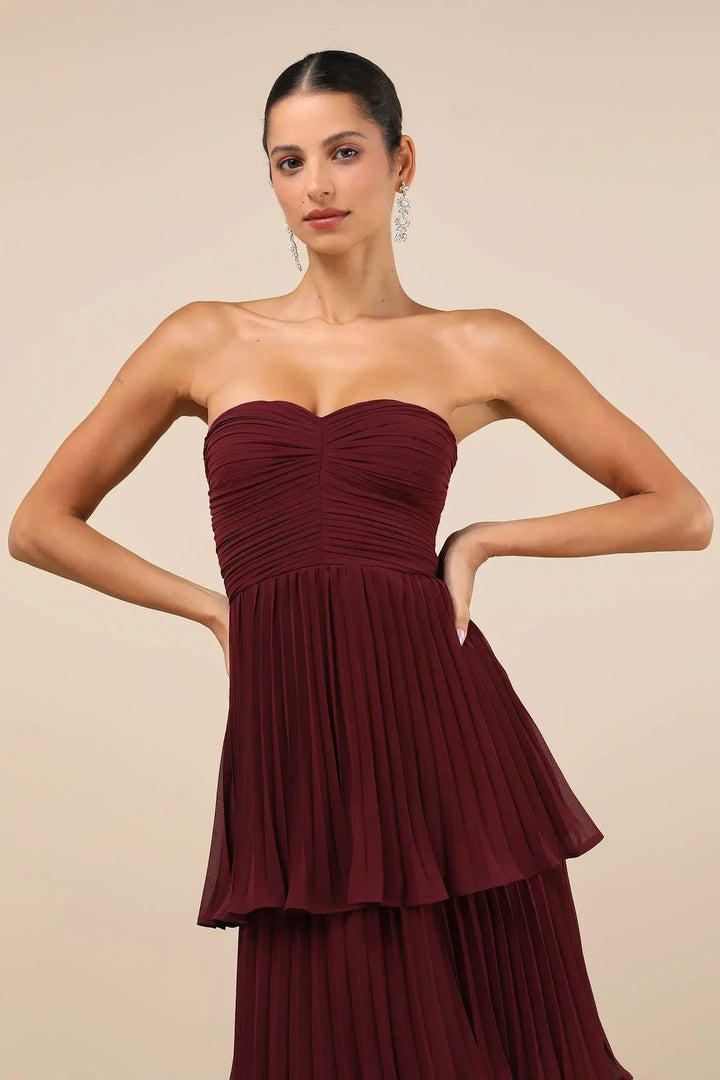Ava | Schulterfreies, gestuftes Maxikleid