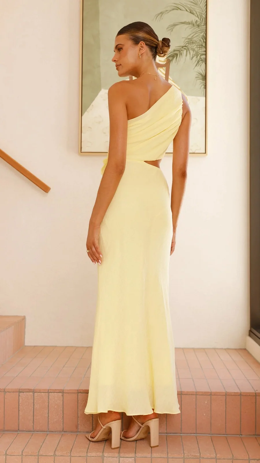Figurbetontes One-Shoulder-Maxikleid
