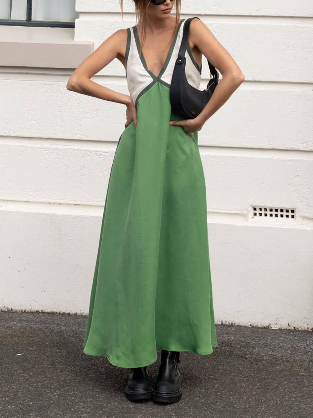 Kleid mit V-Ausschnitt und kontrastierenden Farbeinsätzen im schicken Design