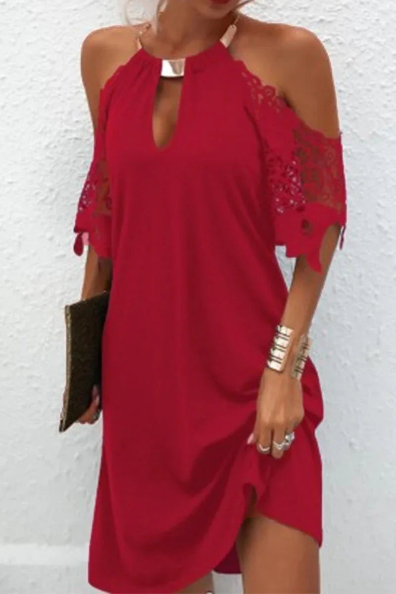 Naila – Elegantes einfarbiges Spitzenkleid mit metallischen Accessoires und Verzierungen, inklusive Taillengürtel