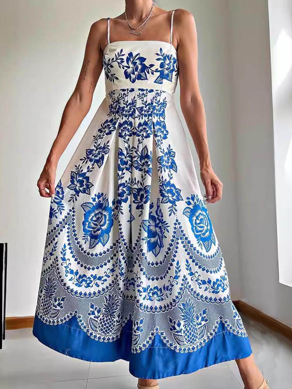 Ethnisch bedrucktes Midi-Kleid mit floralem Muster, gerafftem Rückenteil und lockerem Schnitt
