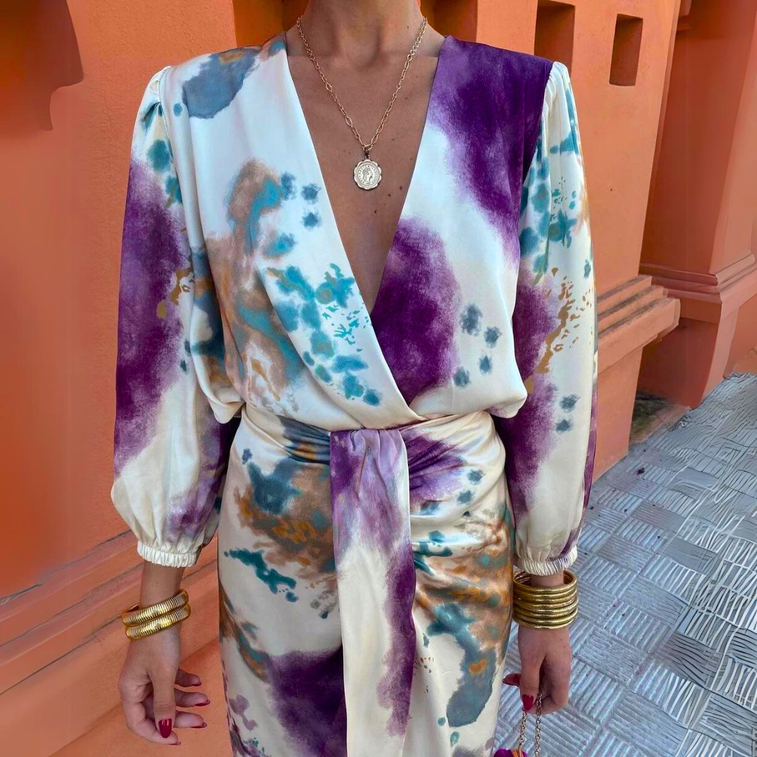 Elegantes Damenkleid mit V-Ausschnitt und anspruchsvollem Design