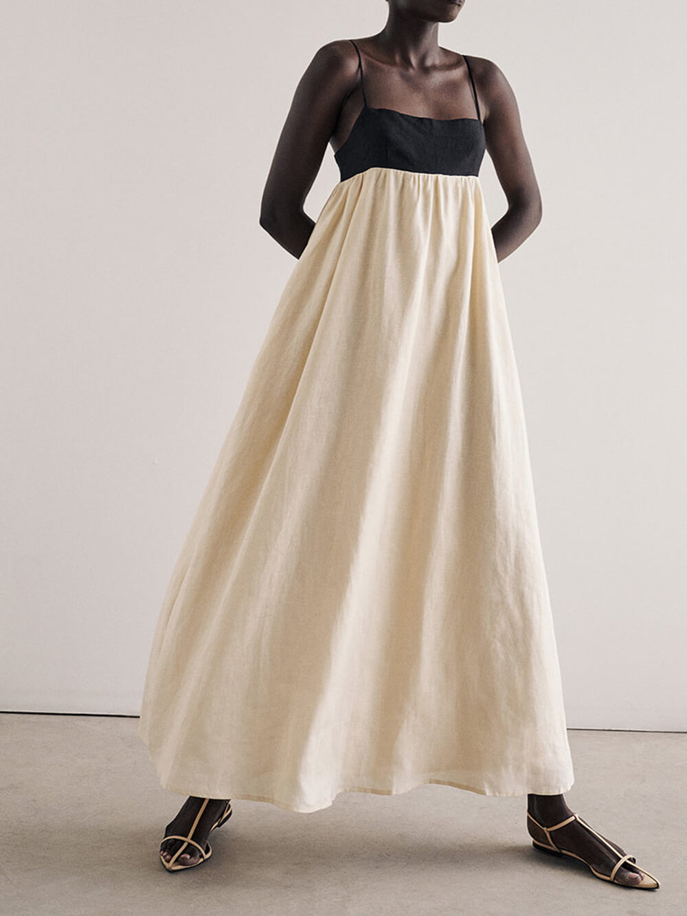 Locker sitzendes Maxikleid mit schwarzen und weißen Trägern im Patchwork-Stil