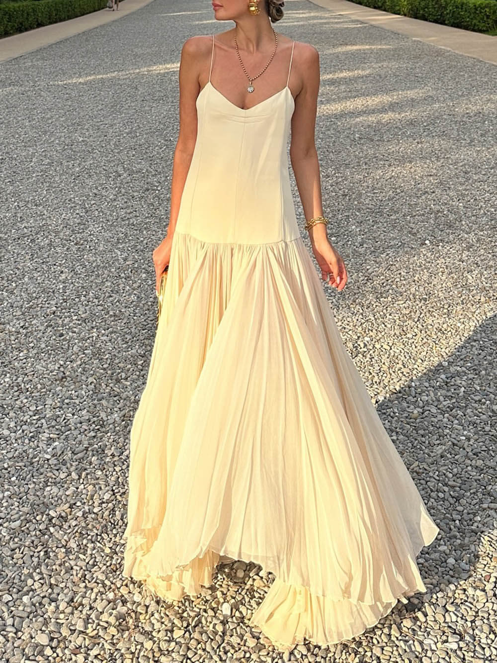 Kleid mit Trägern, tiefer Taille und unregelmäßigem Saum