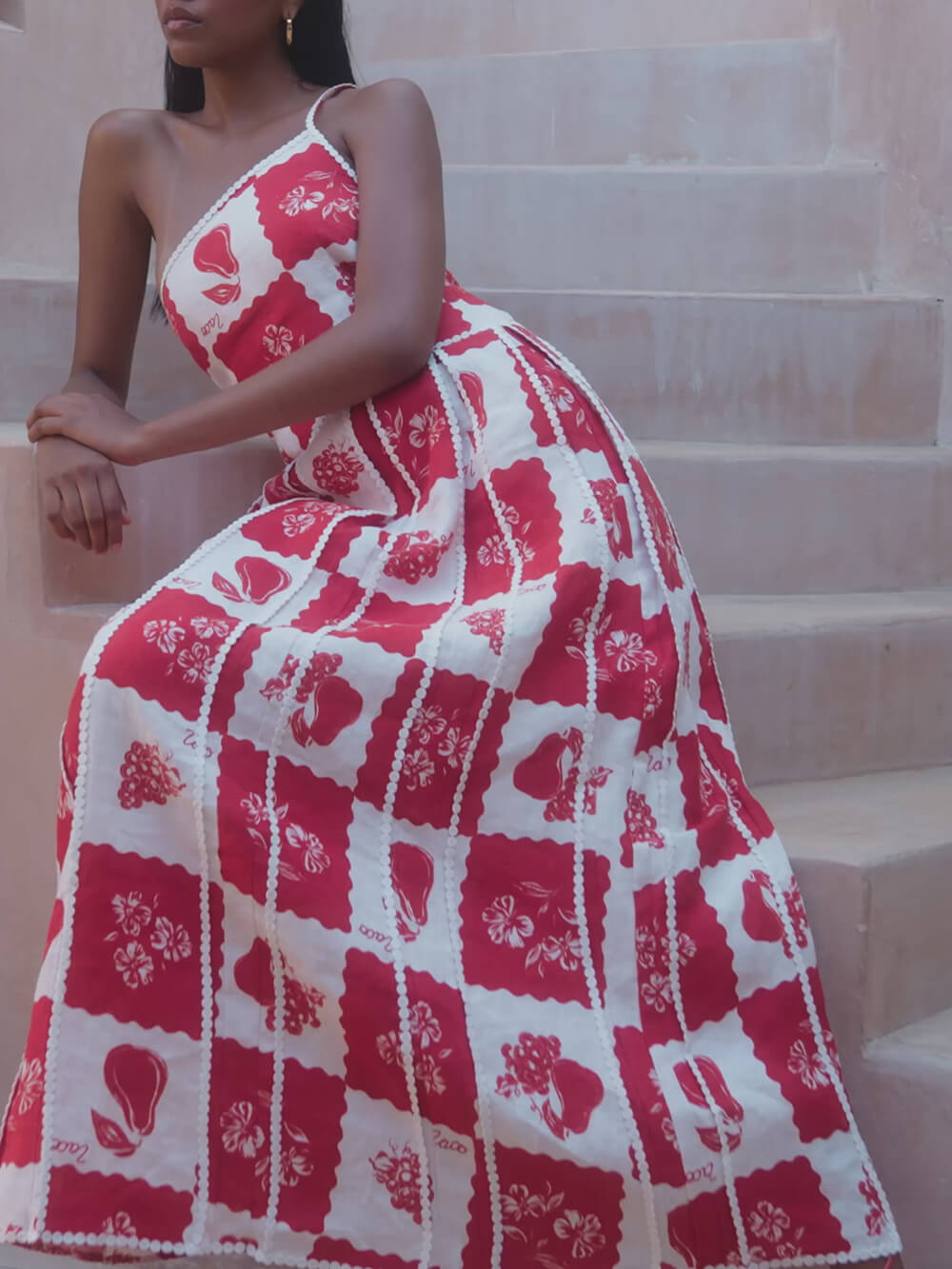 Einzigartiges, bedrucktes Maxikleid mit Blumenbesatz und einseitigem ausgestelltem Schnitt