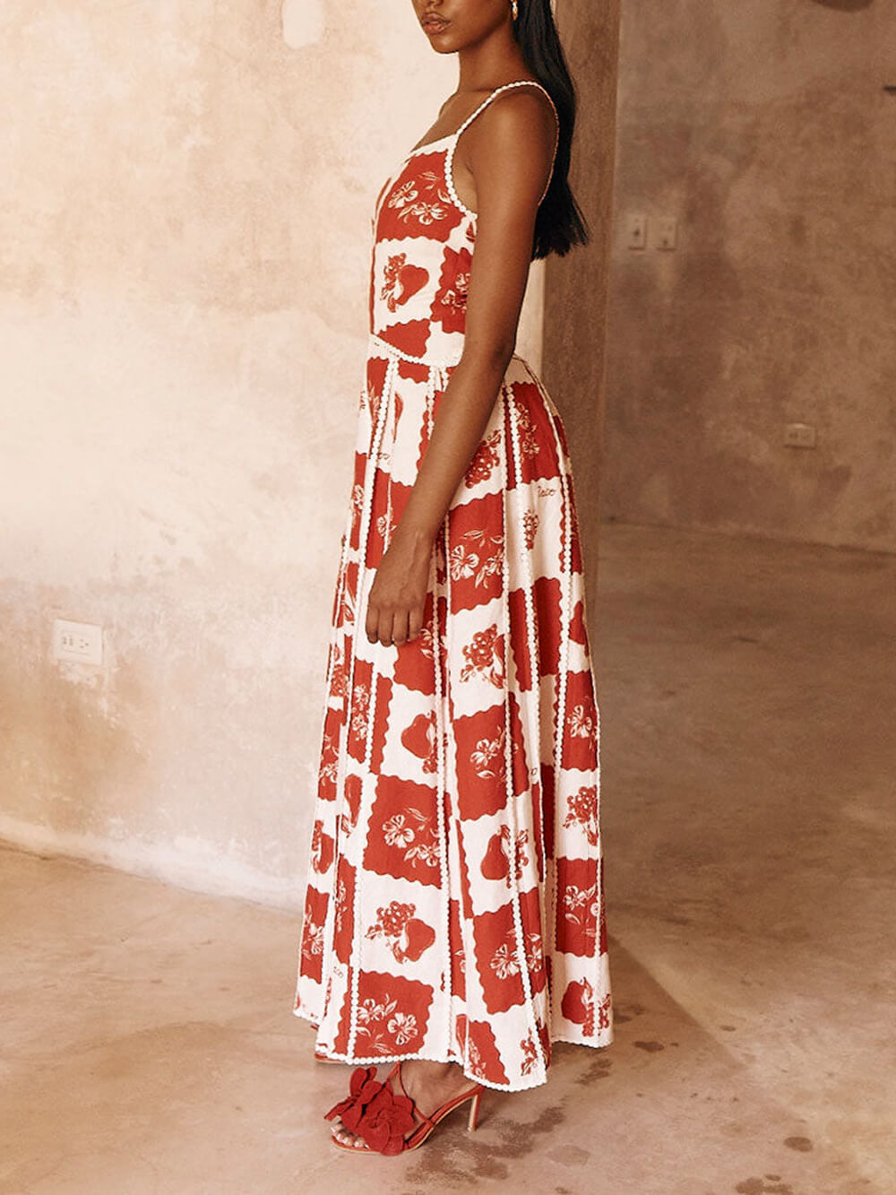 Einzigartiges, bedrucktes Maxikleid mit Blumenbesatz und einseitigem ausgestelltem Schnitt
