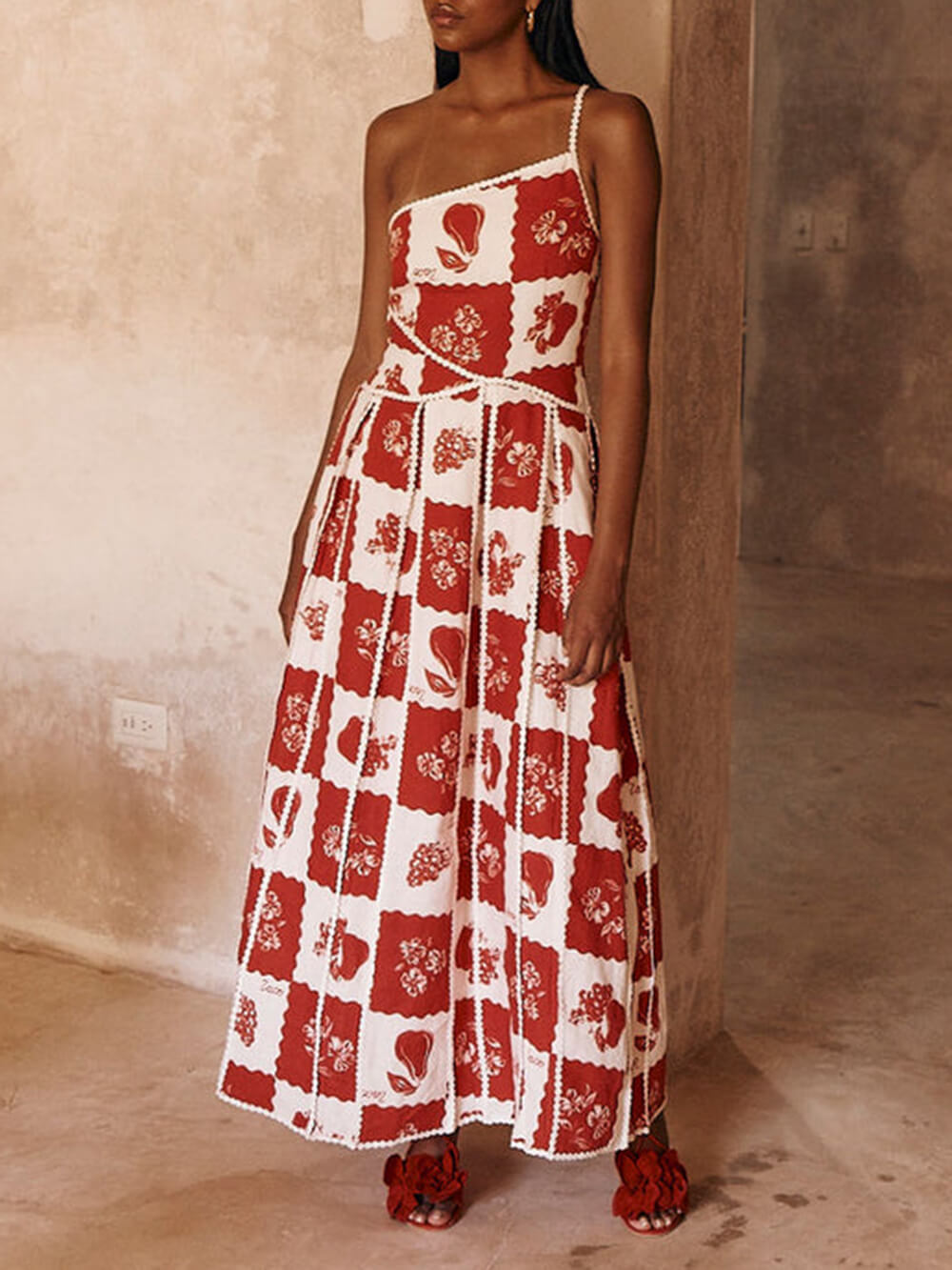 Einzigartiges, bedrucktes Maxikleid mit Blumenbesatz und einseitigem ausgestelltem Schnitt
