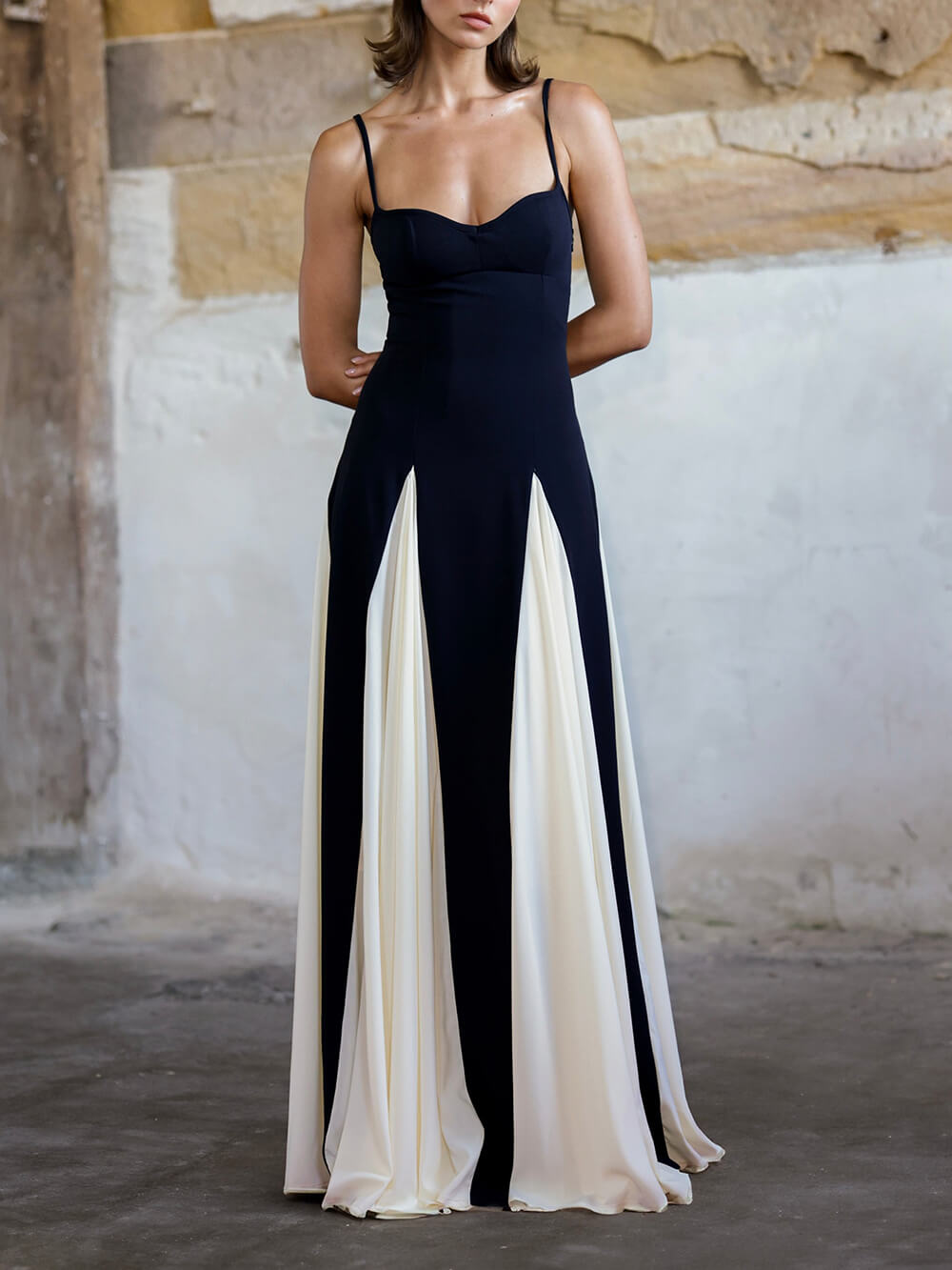 Elegantes Maxi-Kleid im A-Linien-Schnitt mit Paneel-Details und Tüll