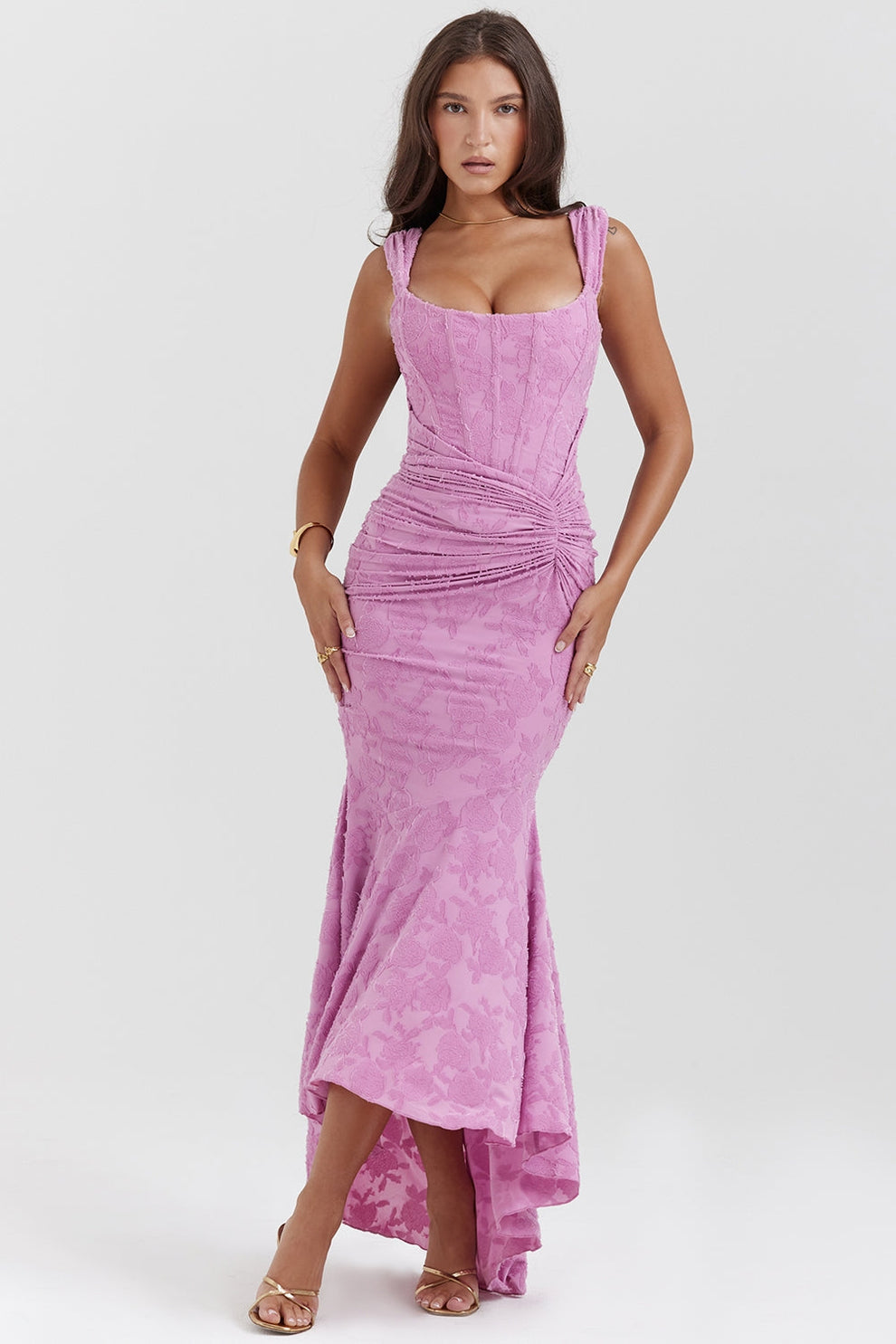 Elegantes und anspruchsvolles langes Kleid mit asymmetrischem Rock und verstellbaren Trägern