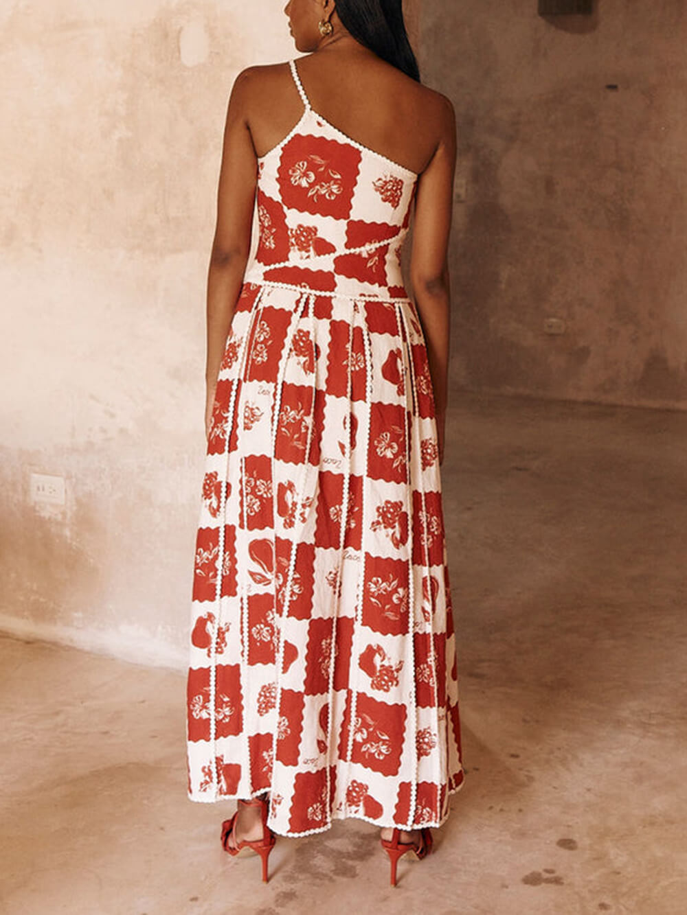 Einzigartiges, bedrucktes Maxikleid mit Blumenbesatz und einseitigem ausgestelltem Schnitt