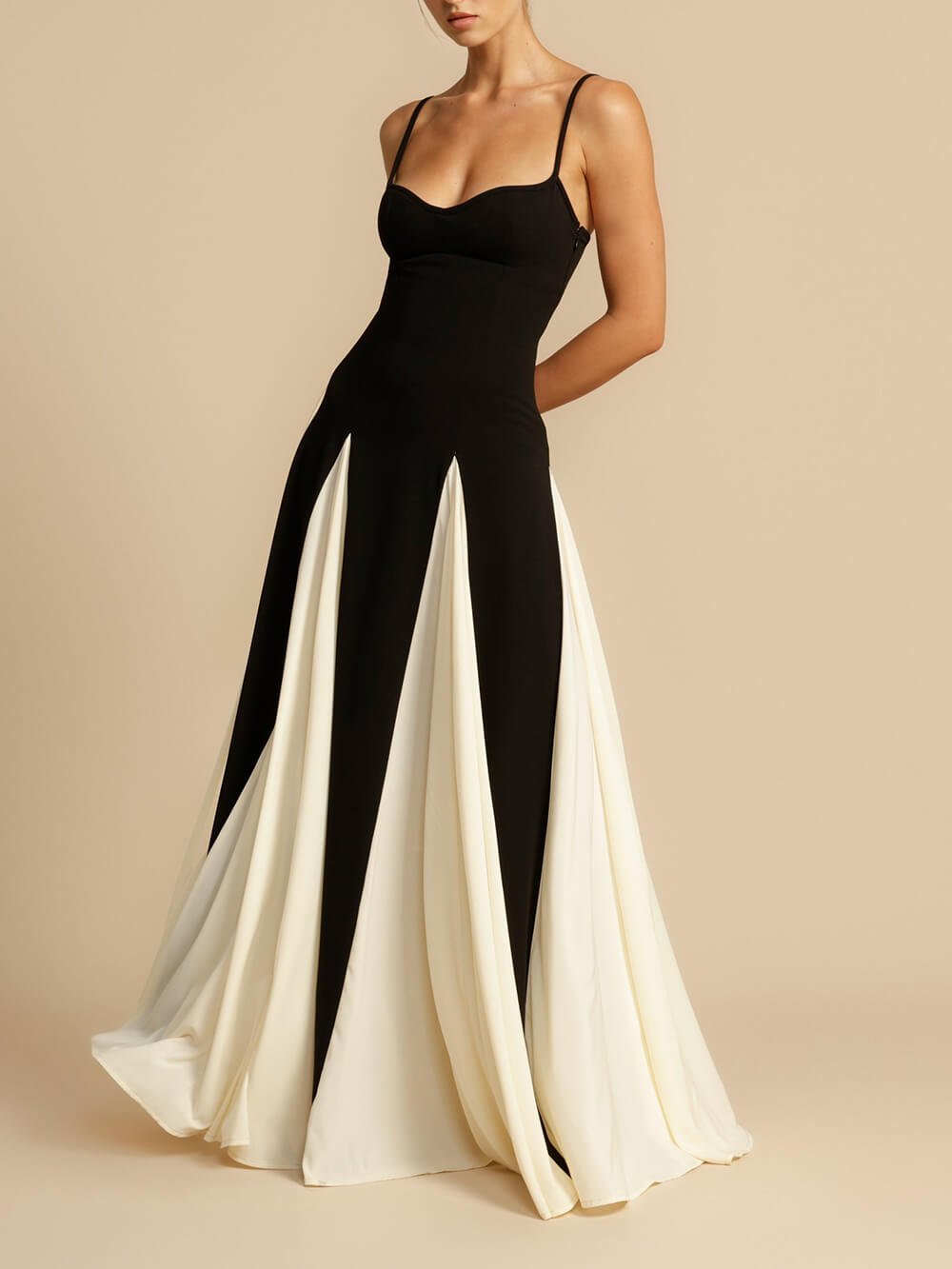 Elegantes Maxi-Kleid im A-Linien-Schnitt mit Paneel-Details und Tüll