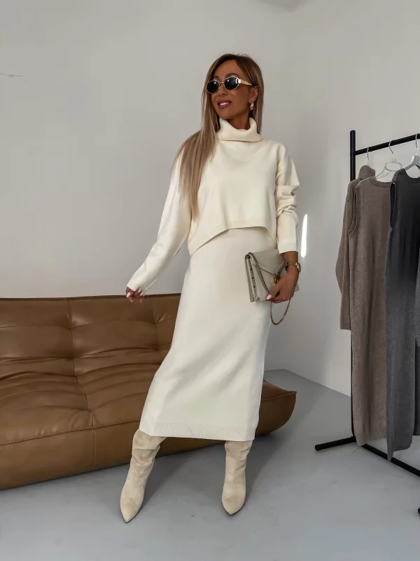 Elegantes Set aus Midikleid und Rollkragenpullover
