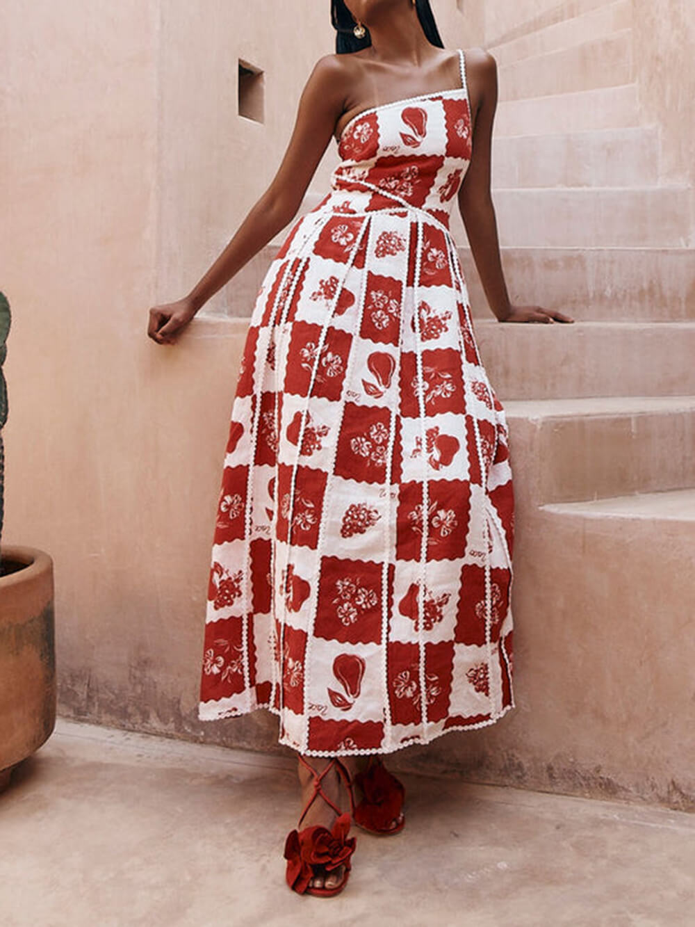 Einzigartiges, bedrucktes Maxikleid mit Blumenbesatz und einseitigem ausgestelltem Schnitt