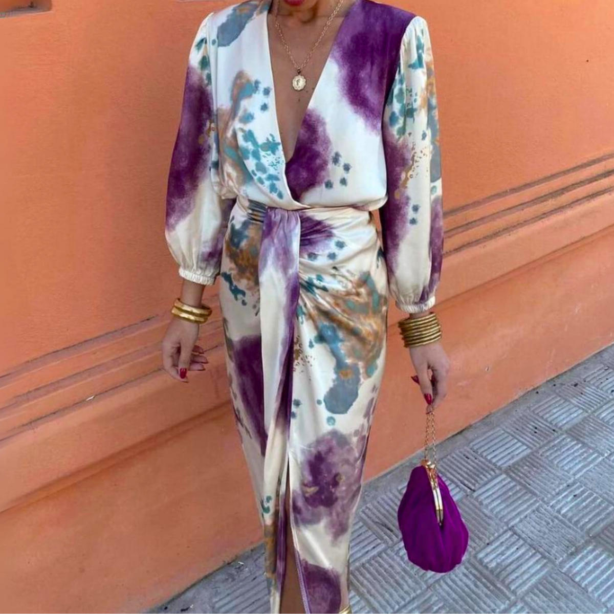 Elegantes Damenkleid mit V-Ausschnitt und anspruchsvollem Design