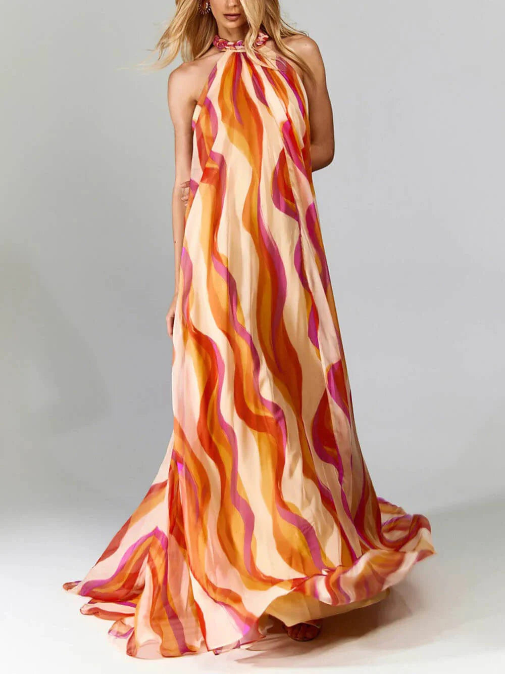 Elegantes Maxi-Kleid mit geflochtenem Neckholder und Wellenmuster